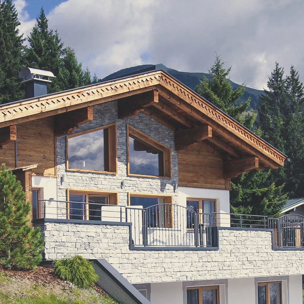Chalet aus Holz und Naturstein am Hang in Königsleiten